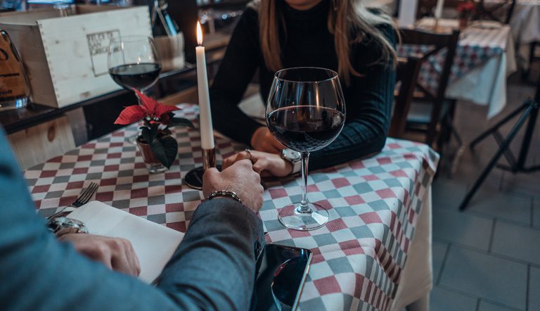 Een single ouder die weer aan het daten is in een restaurant