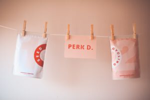menstruatieproducten hangen aan een waslijn