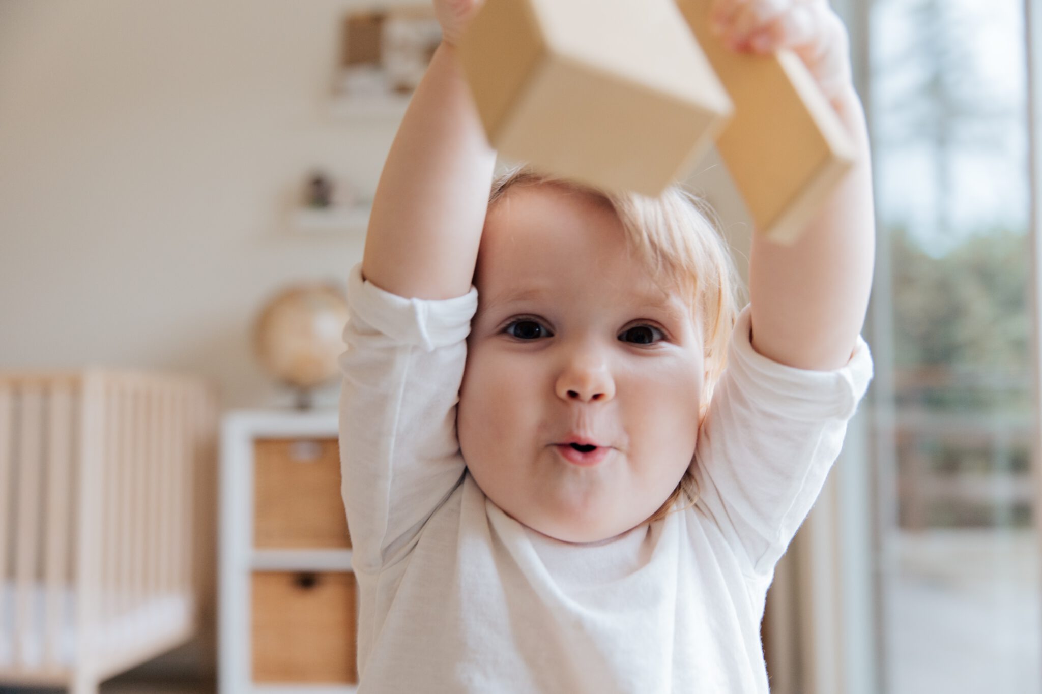 Baby speelt met speelgoed: sommige woorden krijgen andere betekenis na de bevalling
