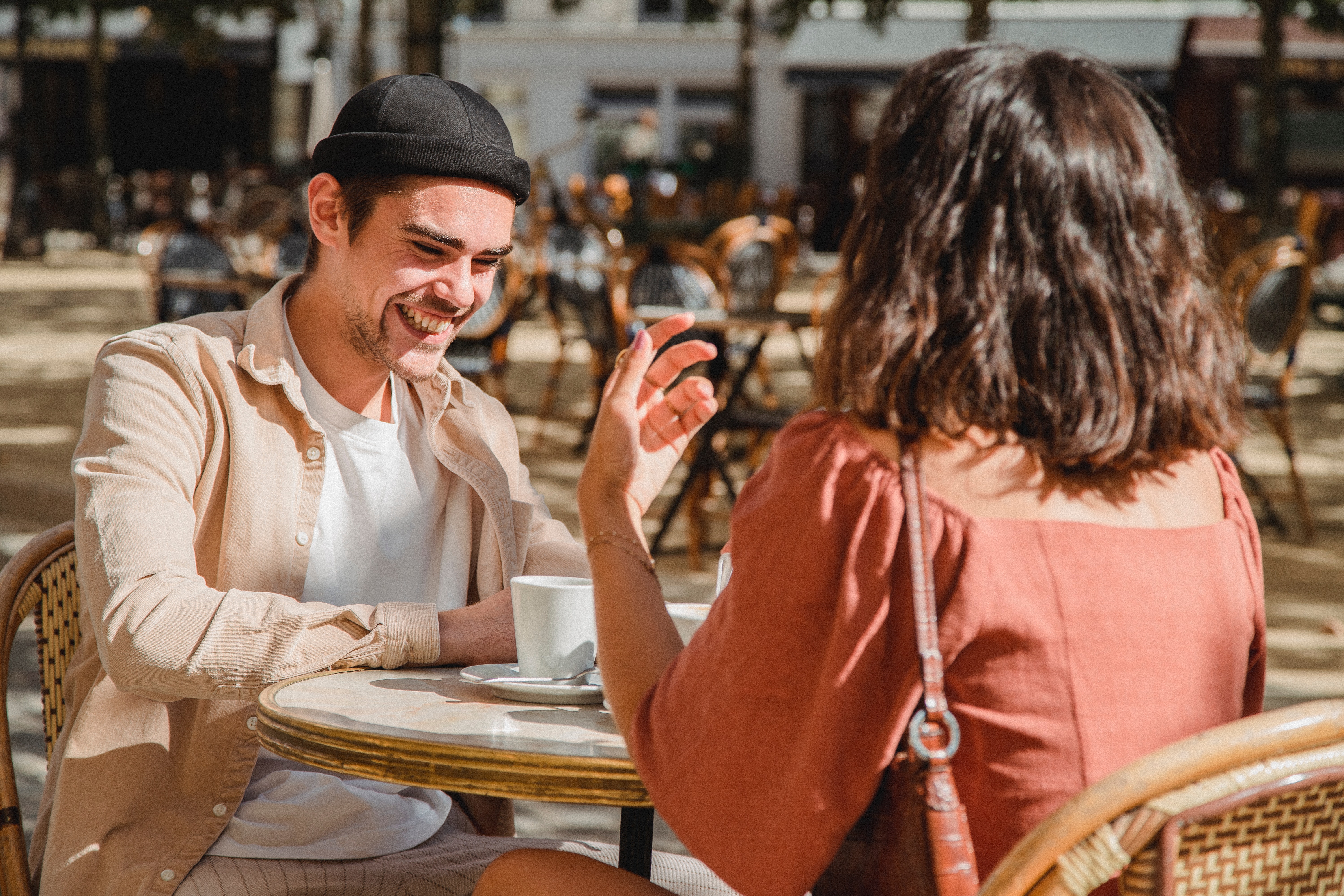 Man probeert een vriendschap te bouwen met zijn ex