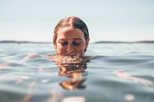 vrouw zwemt in het water