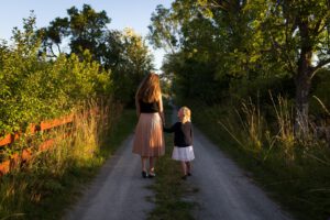moeder en dochter lopen door de groene natuur