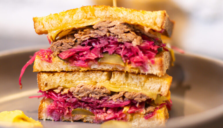 Rueben Sandwich met zuurkool, kaas en zuurdesembrood, wat helpt calorieën te verbranden