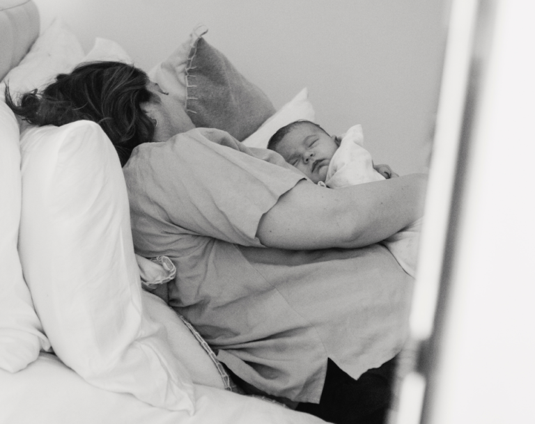 baby slapen op borst