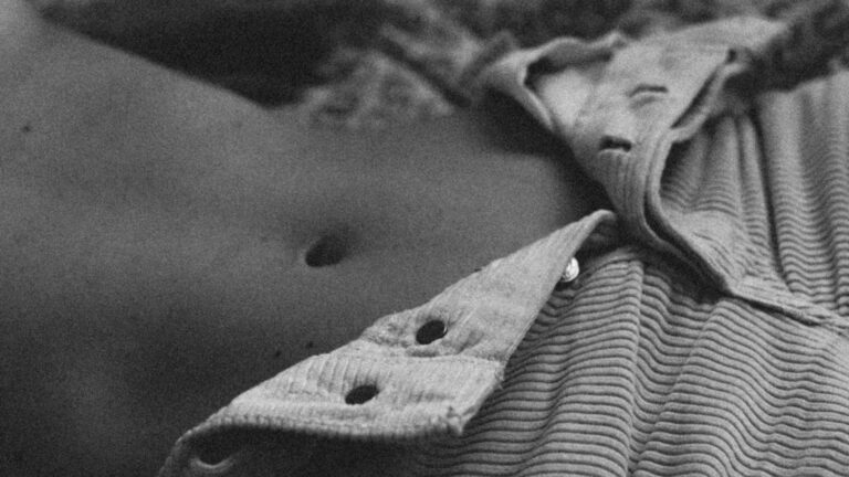 vrouw heeft broek open want ze heeft buikpijn door haar menstruatie