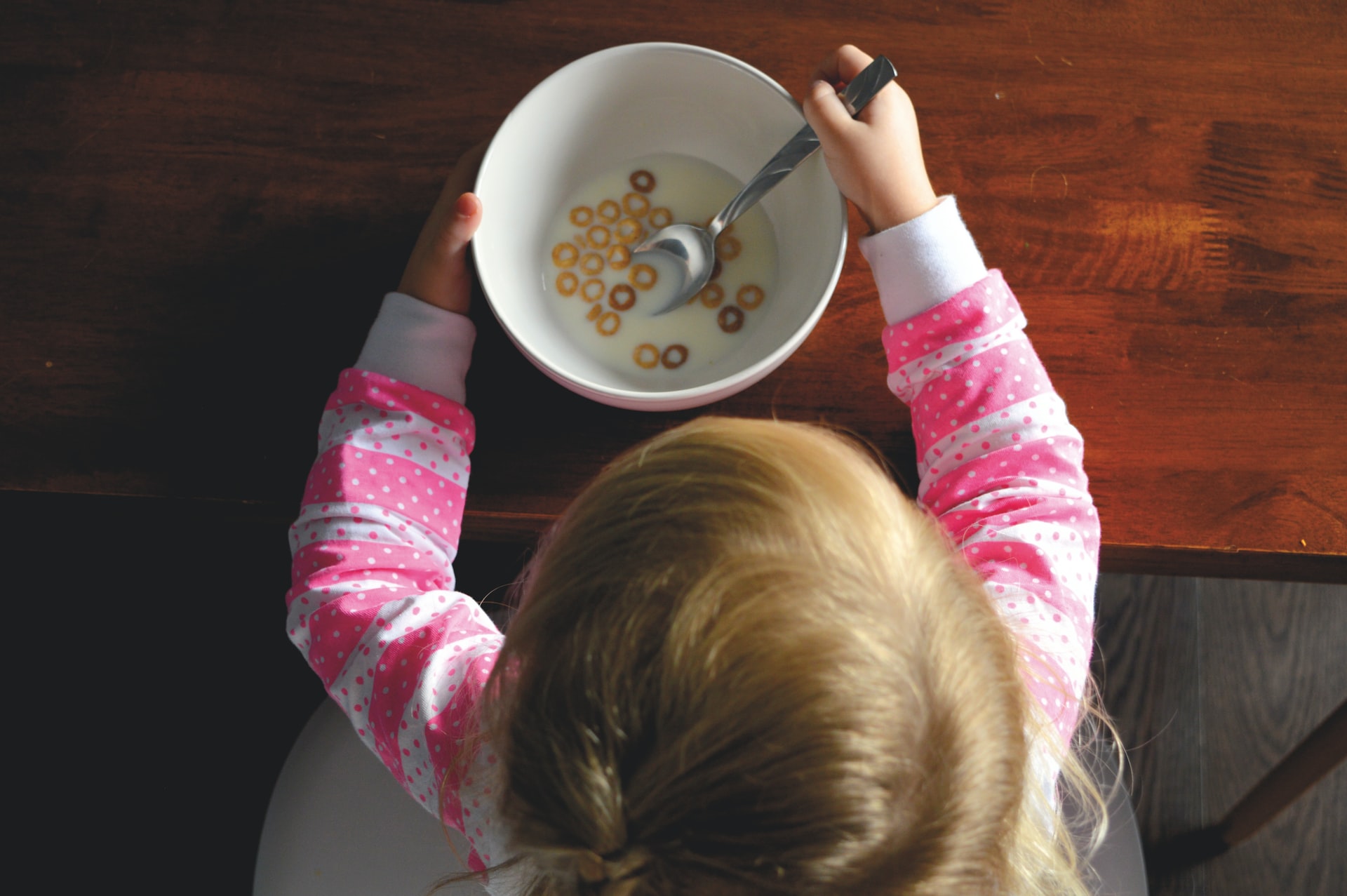 kind eet ontbijt tijdens een montessori opvoeding