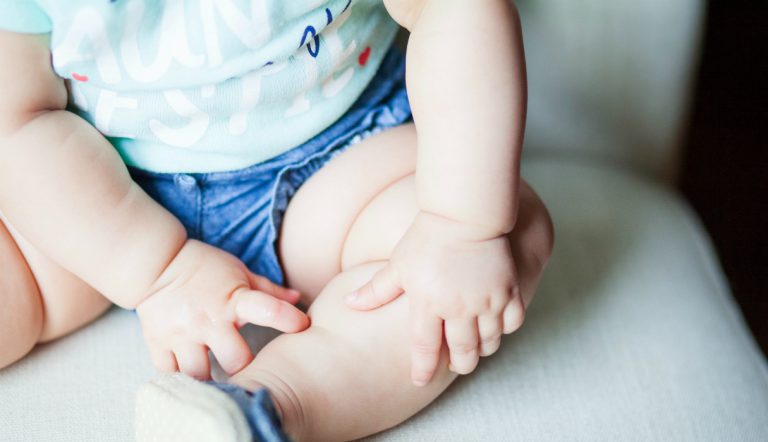 kindje met jeuk van waterpokken