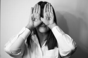 introvert kind doet handen voor de ogen