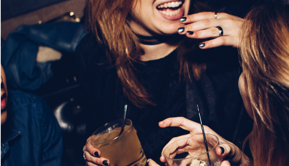 vrouw met uitgaan die afgrijselijke trends draagt