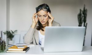 vrouw heeft stress achter haar computer