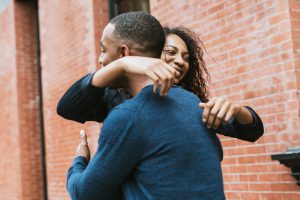 Man en vrouw die sorry zeggen tegen elkaar