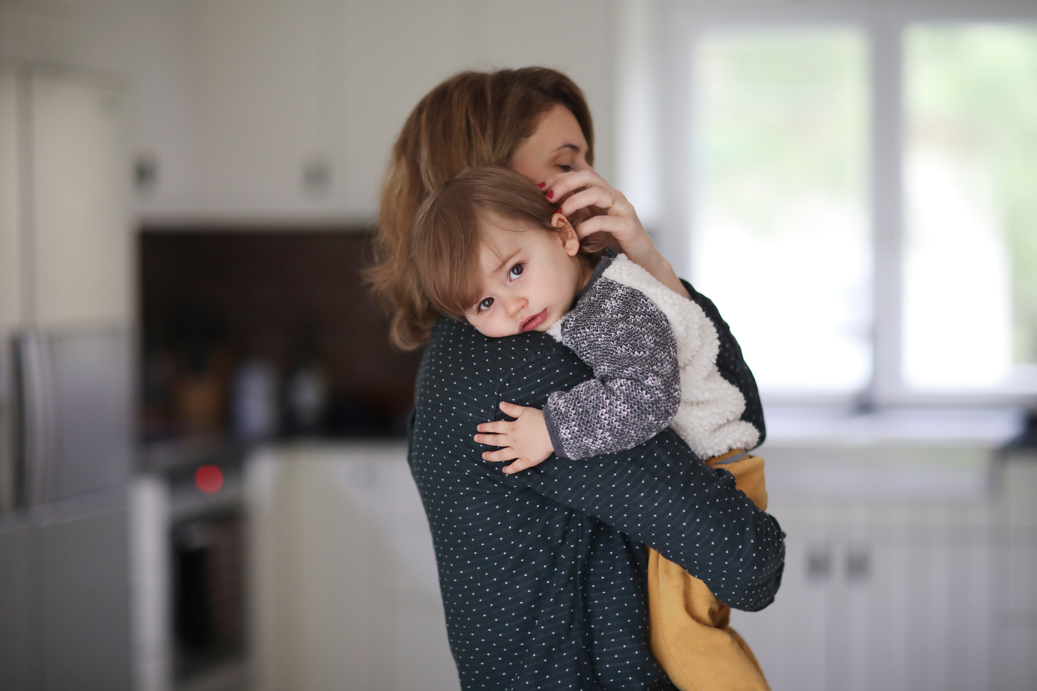 Фото мамы обнимающей своего ребенка. Женщина с ребенком. Объятия детей. Мать с ребенком. Женщина обнимает ребенка.