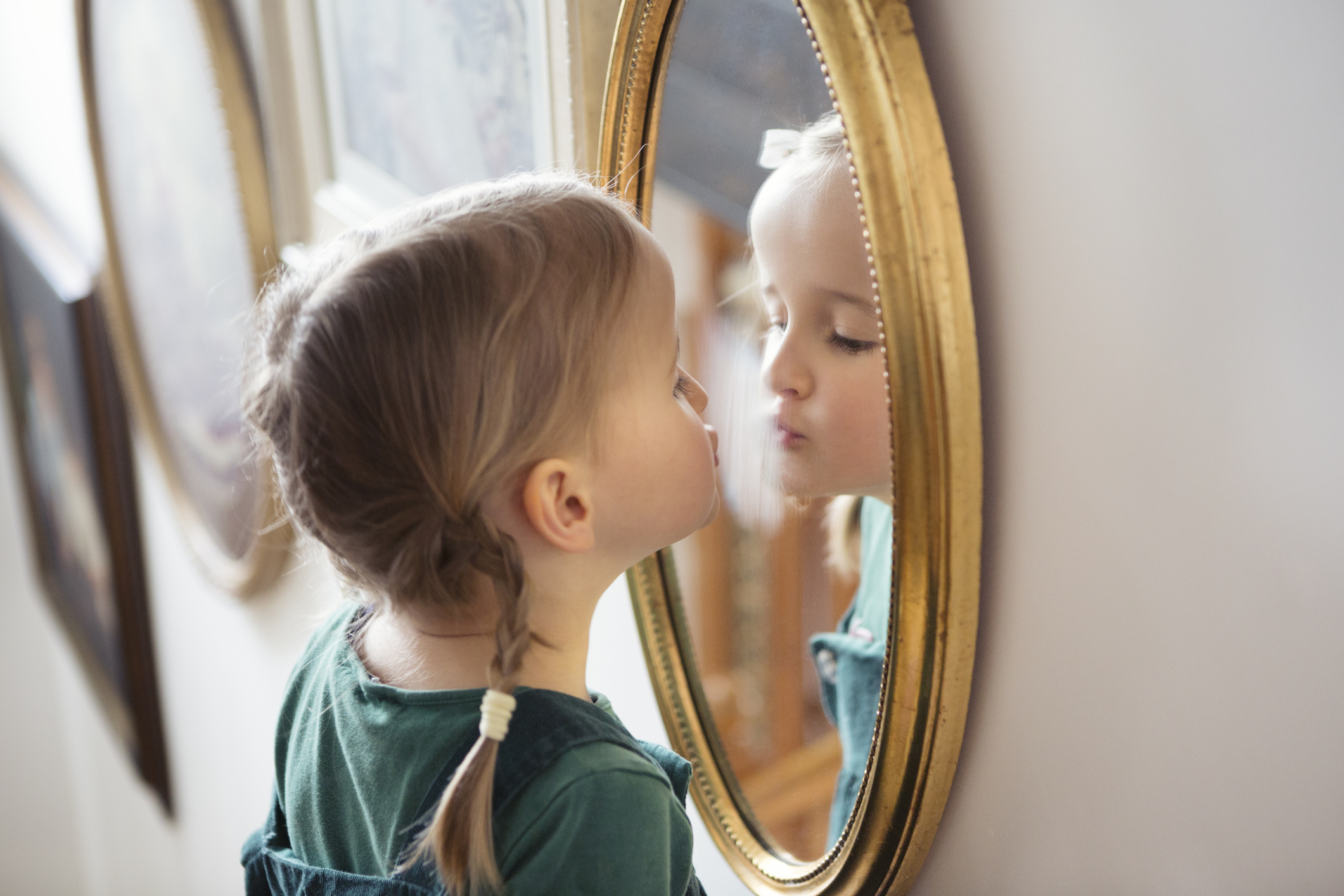 Зеркалить человека. Девочка смотрится в зеркало. Отражение ребенка в зеркале. Ребенок перед зеркалом. Зеркало для детей.