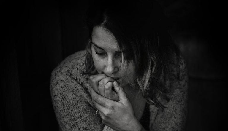 bezorgde vrouw over risicofactoren eierstokkanker