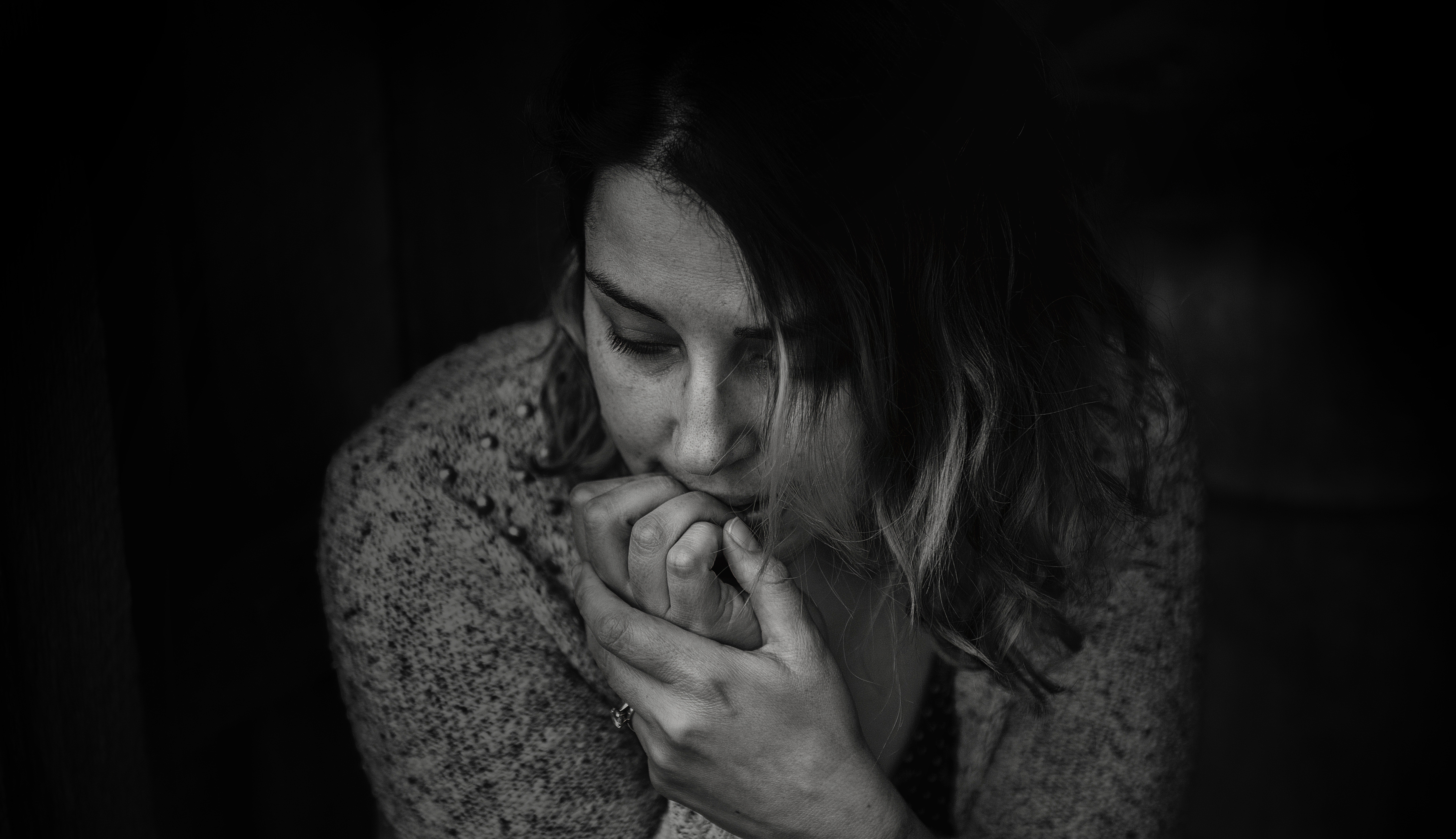 bezorgde vrouw over risicofactoren eierstokkanker