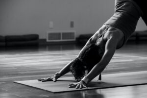 vrpuw doet yoga tijdens haar menstruatie