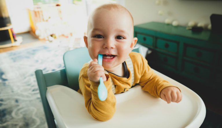 baby valt in slaap tijdens eten in kinderstoel