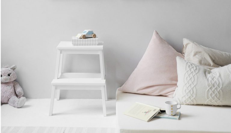 kinderkamer met witte elementen