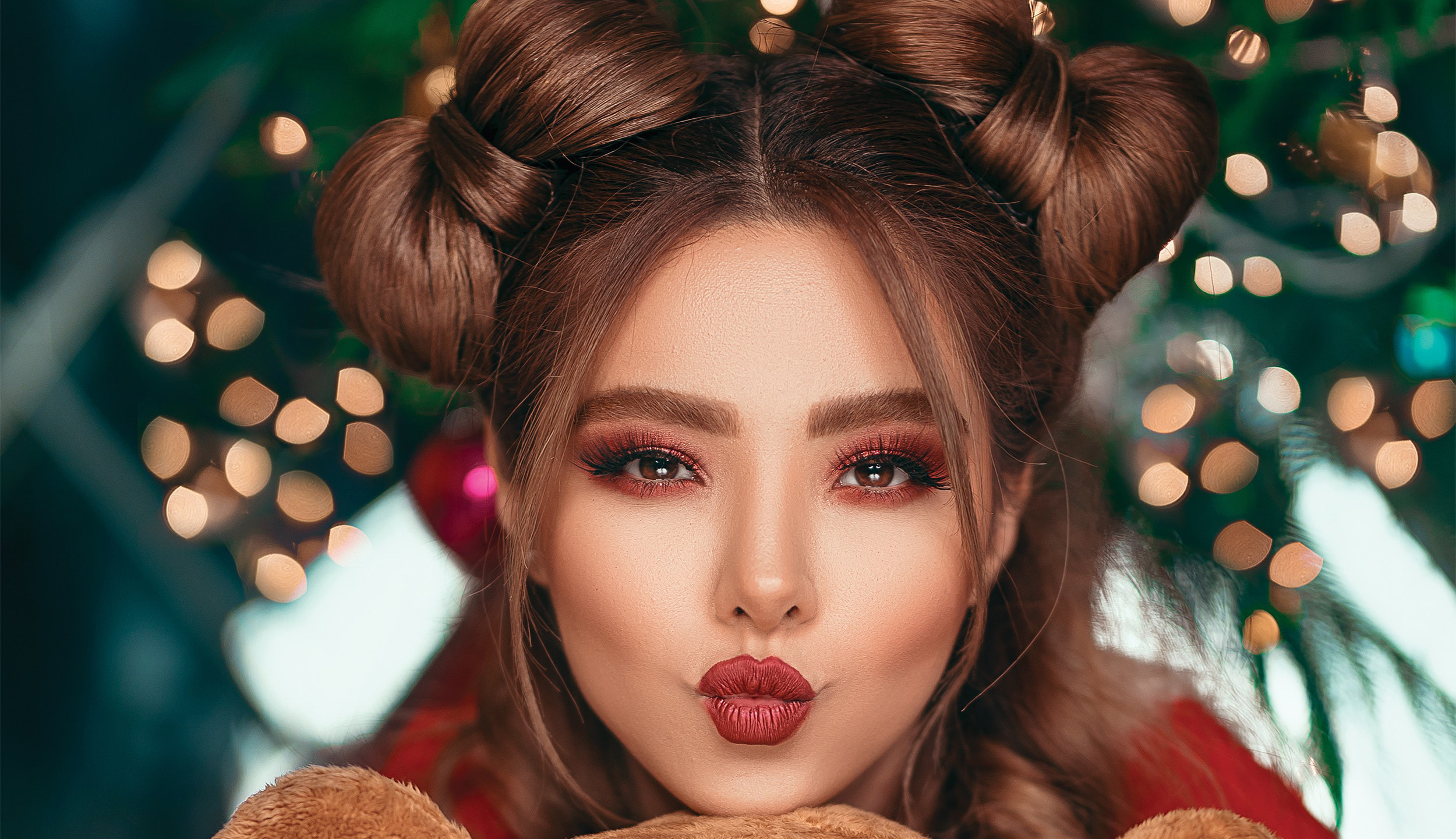 Vrouw met snel kerstkapsel