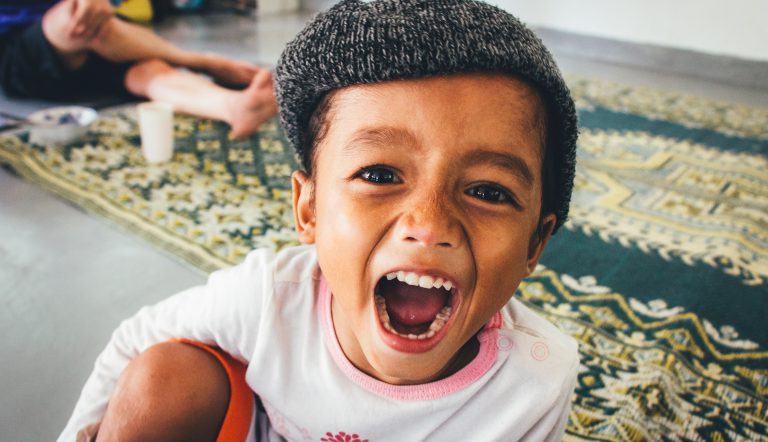 Peuter die schreeuwt 'Zelf doen!'