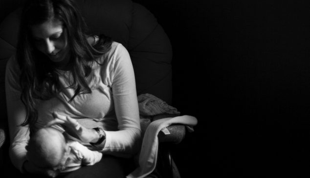 Moeder met baby op schoot die leugens te horen heeft gekregen over eerste tijd als moeder