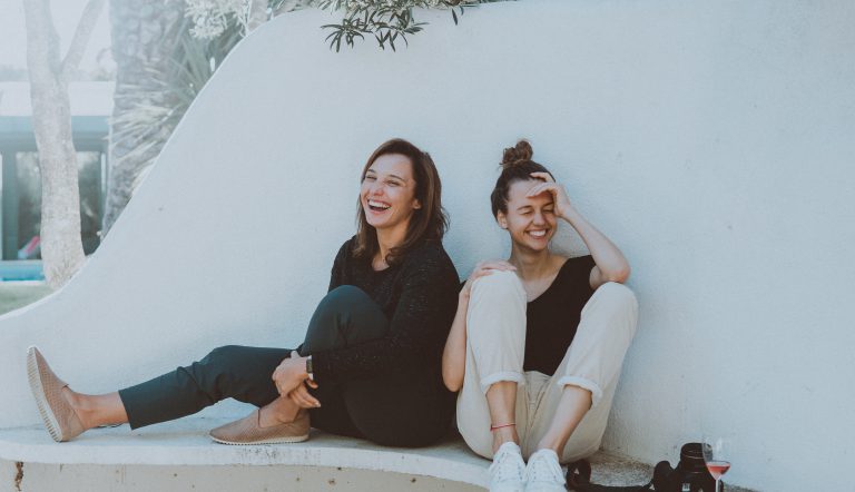 Twee vrouwen die lachen en echte vrienden zijn