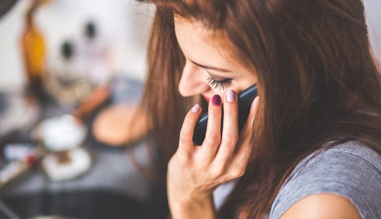 Moeder die aan het bellen is