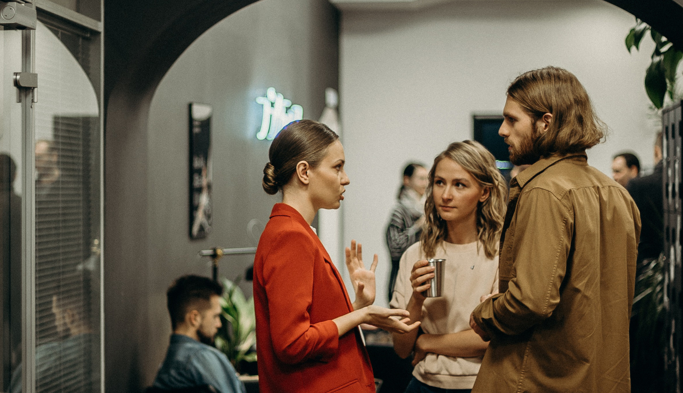 Twee moeders die ruzie maken over een moeilijk onderwerp