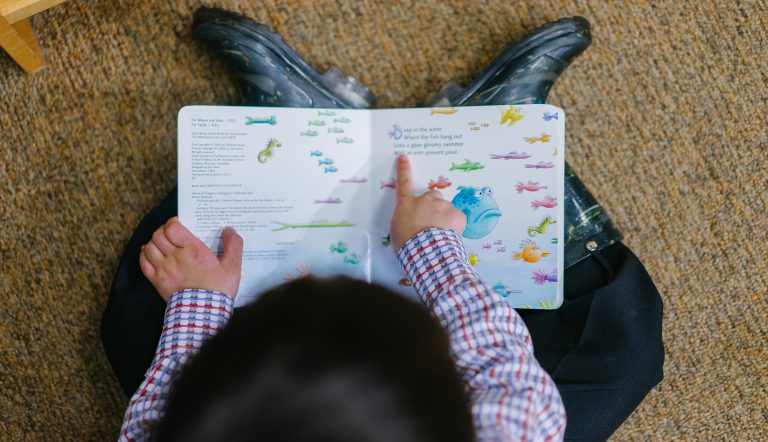 Een slim kind dat een boekje leest