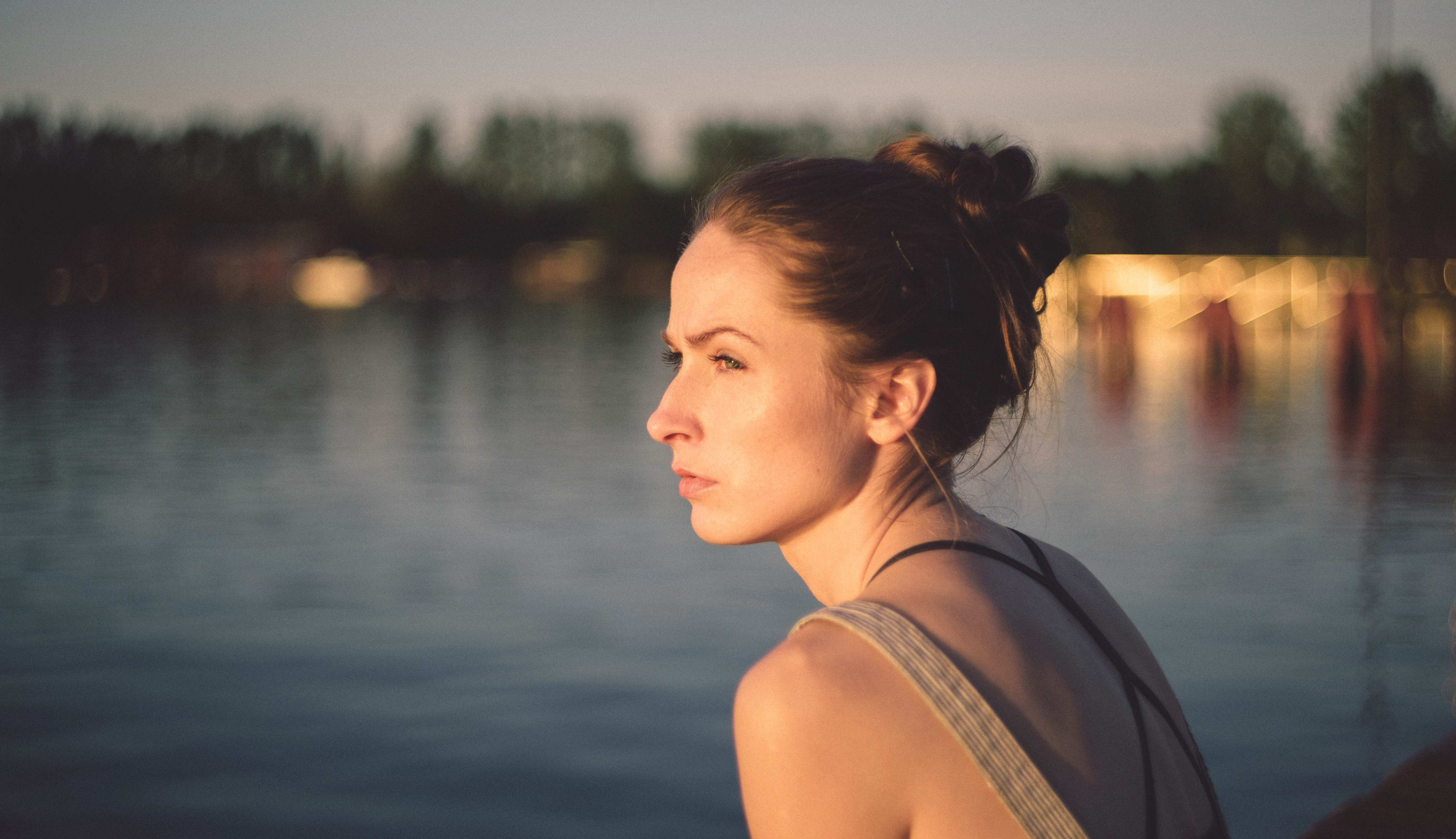vrouw die verdrietig is omdat ze een koude baarmoeder heeft