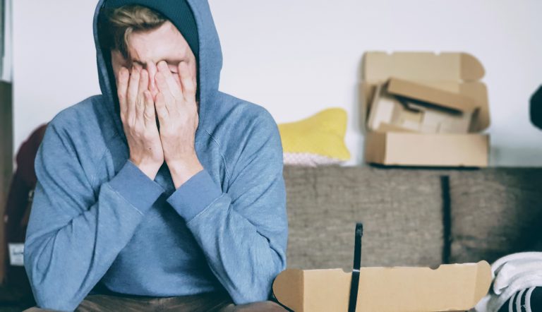 Jongen die baalt van drankgebruik