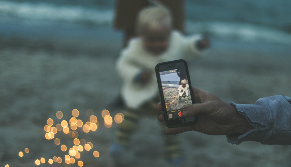 opa en oma wonen ver weg / foto's maken van een kind