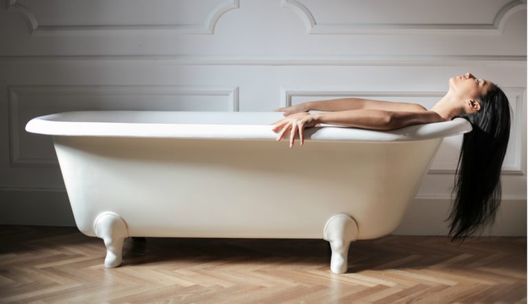 vrouw ligt in bad / vagina schoonmaken