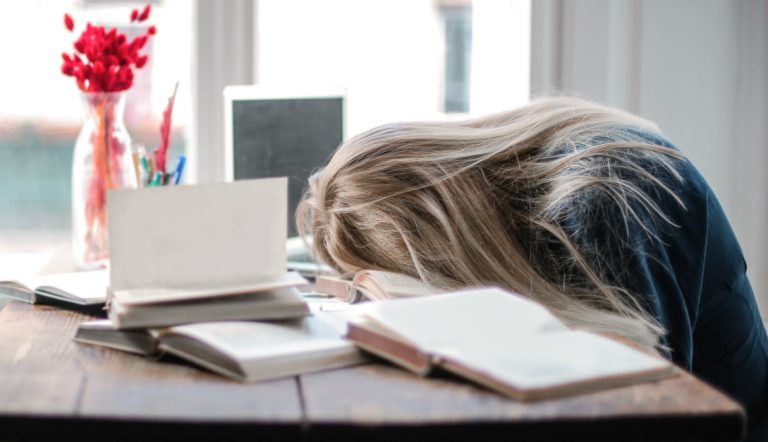 niet geslapen / vrouw ligt met hoofd op de tafel