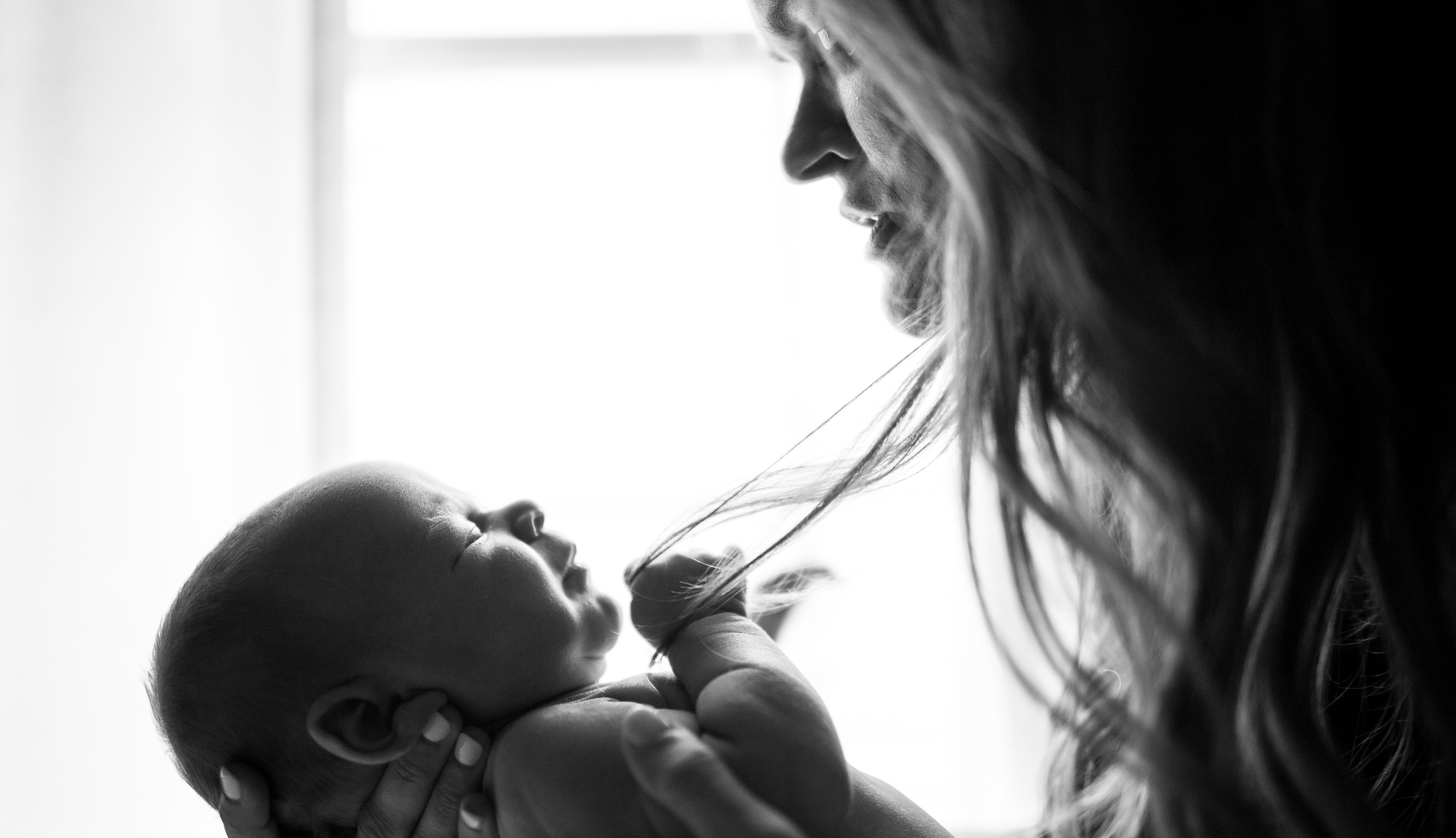 Moeder die de Put down, lift up slaapmethode toepast