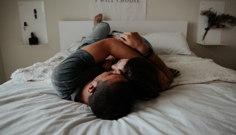 genieten van seks / koppel ligt op bed