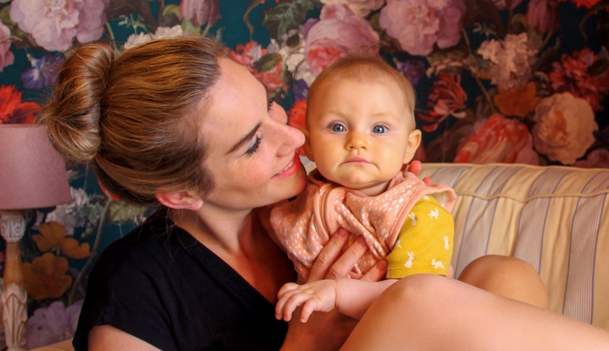 Laura met haar dochtertje die heel relaxt borstvoeding heeft gekregen