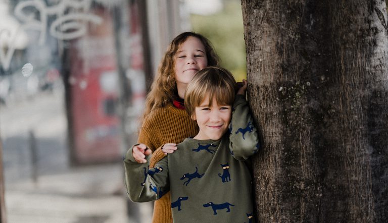 Broer en zus bij een boom wiens relatie nog zal veranderen met de jaren