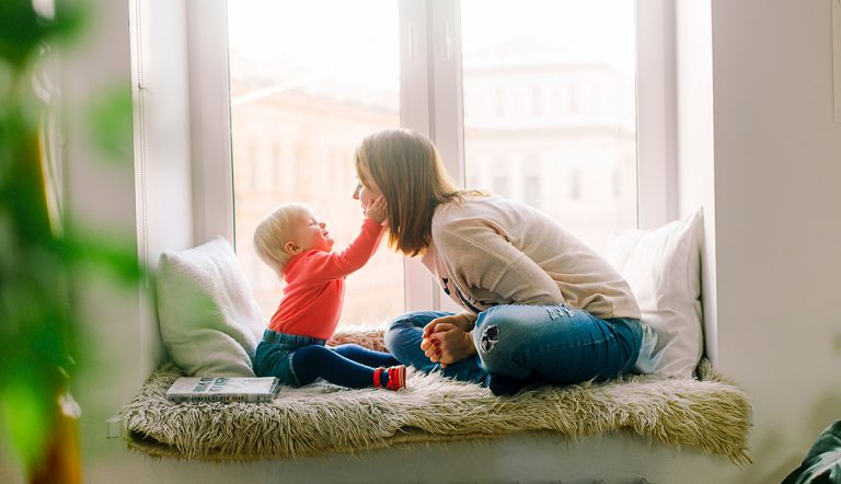 Peuter die volle zinnen tegen zijn moeder praat en voorloopt in spraakontwikkeling