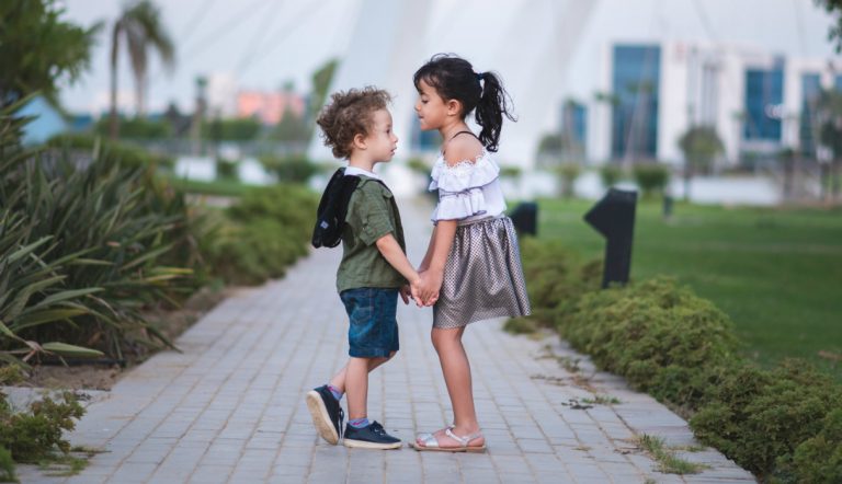 ruzie tussen broertjes en zusjes / kinderen spelen buiten
