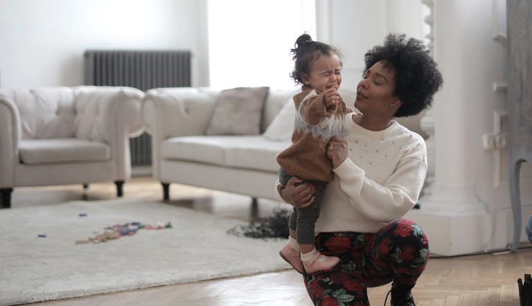 Moeder die probeert haar dochter iets te laten doen, zonder te dreigen