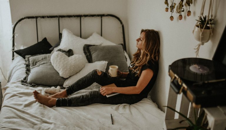 ruimte nodig / vrouw zit alleen op bed