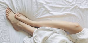 dromen zwanger slapende vrouw in bed die ligt te dromen