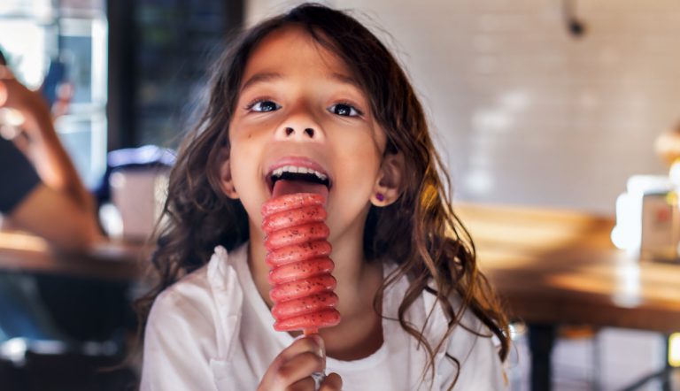 waterijsjes / kind likt aan een ijsje