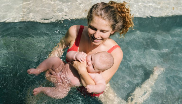 opblaasbaar zwembadje / moeder en baby in zwembad