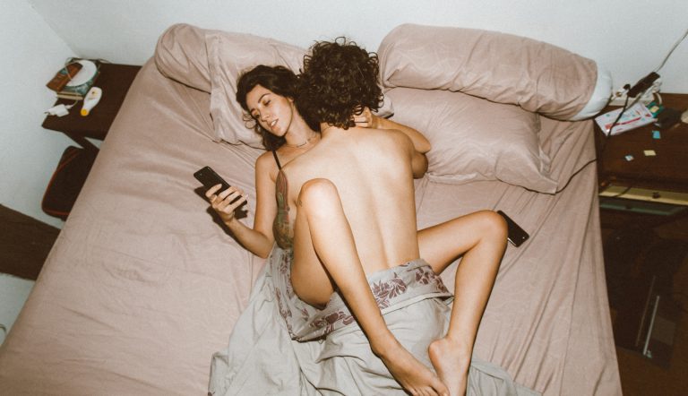 kinky / koppel ligt in bed om seks te hebben