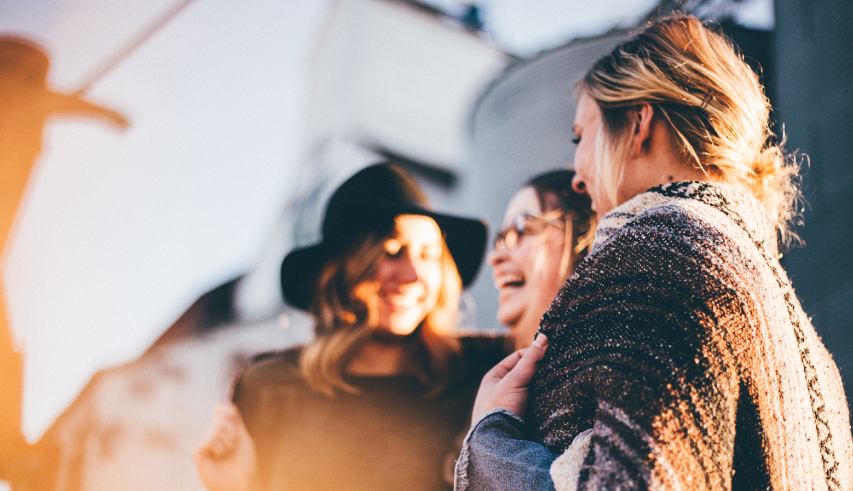 roddelen / vrouwen praten met elkaar
