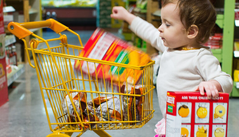 Kindje met kleine winkelwagen
