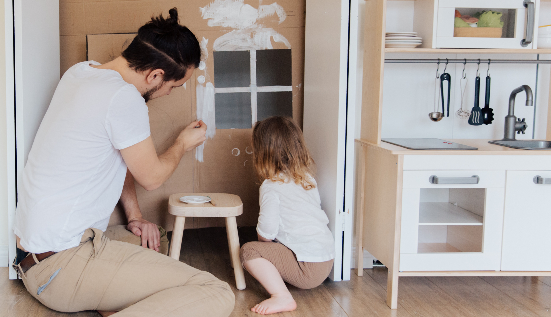 klein huis / vader speelt met kind