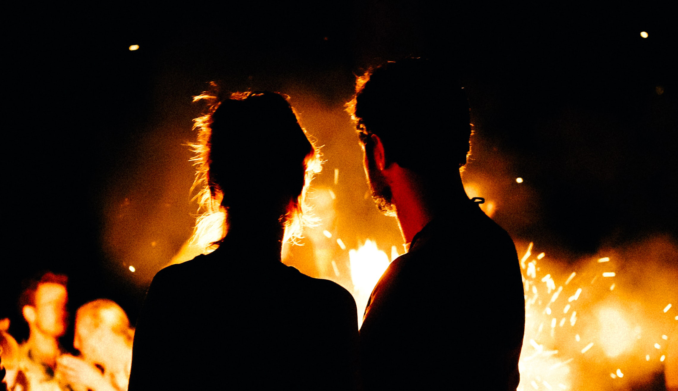 Een sterrenbeeld Schorpioen die met een Leeuw voor het vuur staat, dat symbool staat voor hun power struggle